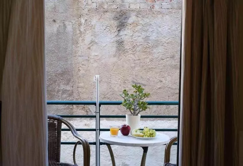 اتاق اکونومی, Arocaria Apartments