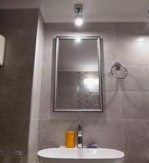 اتاق اکونومی, Arocaria Apartments