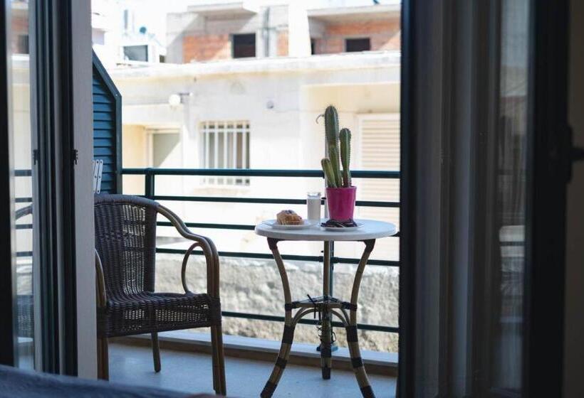 Quarto Economy, Arocaria Apartments