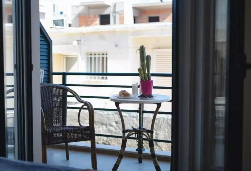 اتاق اکونومی, Arocaria Apartments