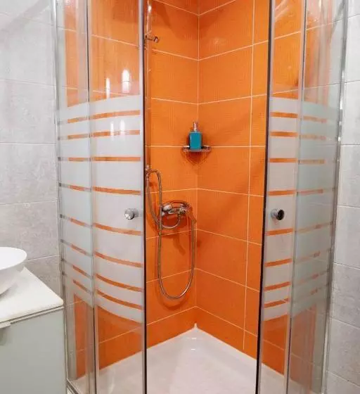 اتاق اکونومی, Arocaria Apartments