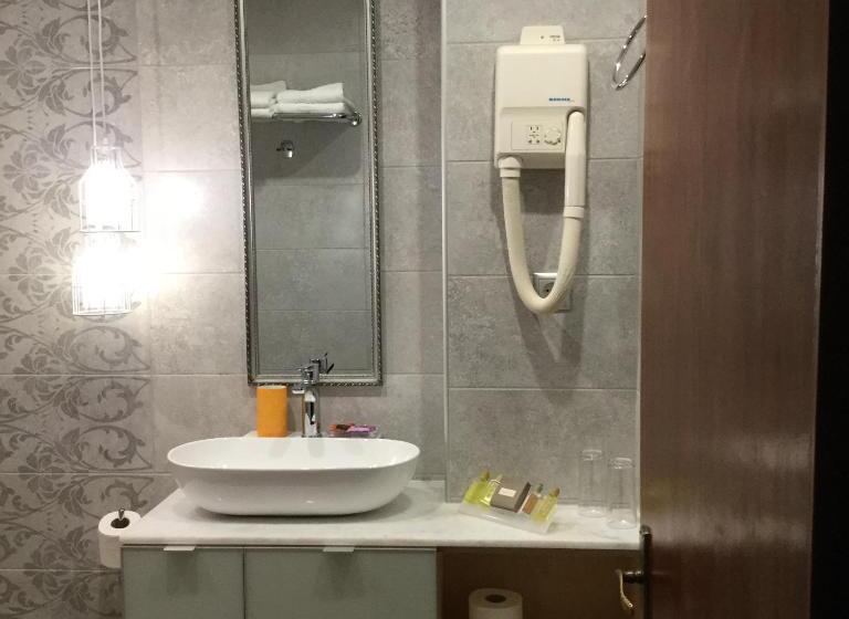 Quarto Economy, Arocaria Apartments