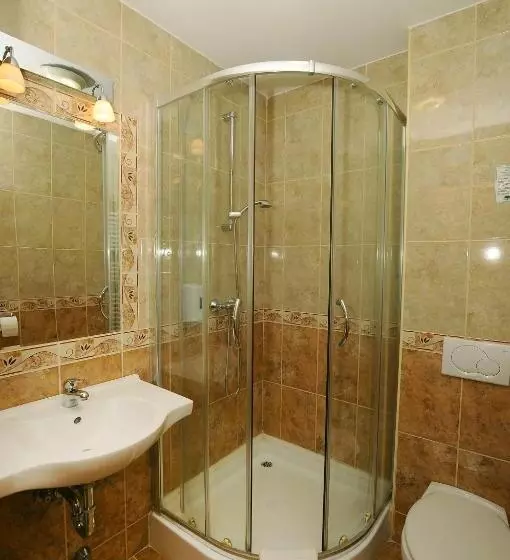 Standard Kolmen Hengen Huone, Barbakán