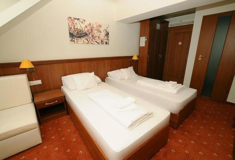 Standard Trippelrum, Barbakán