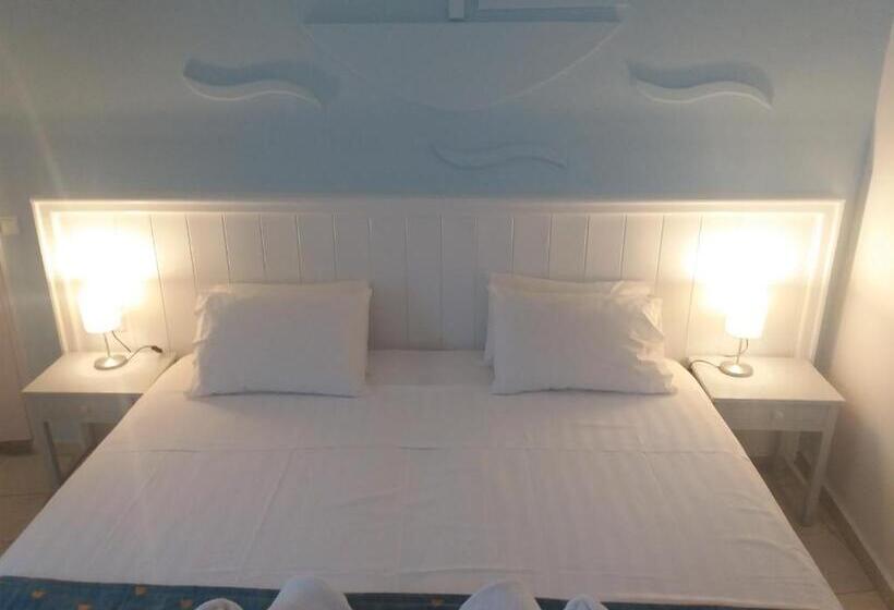 スタンダードルーム, Naiades Almiros River