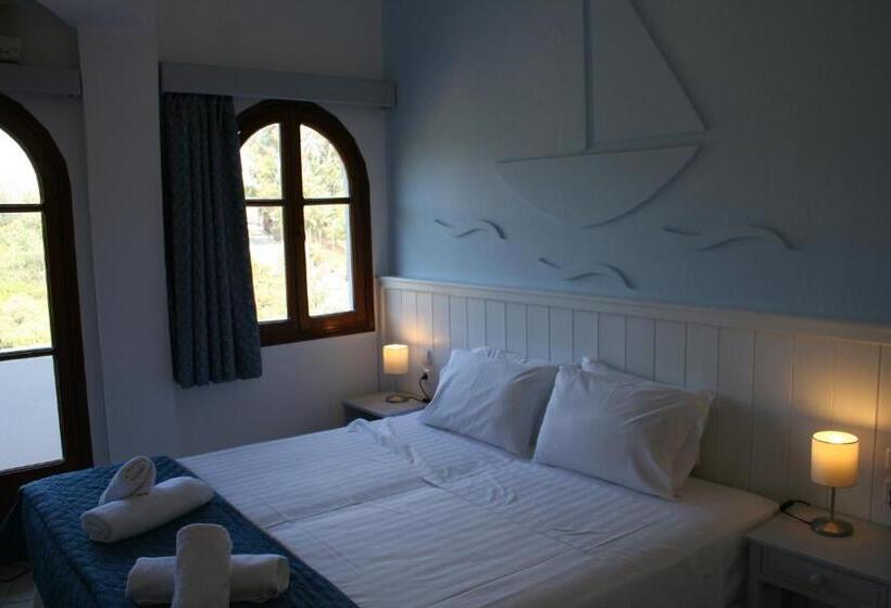 スタンダードルーム, Naiades Almiros River