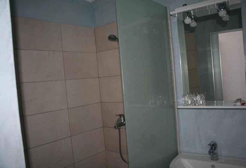 スタンダードルーム, Naiades Almiros River