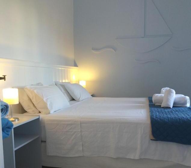 スタンダードルーム, Naiades Almiros River