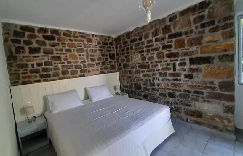 スイート, Naiades Almiros River