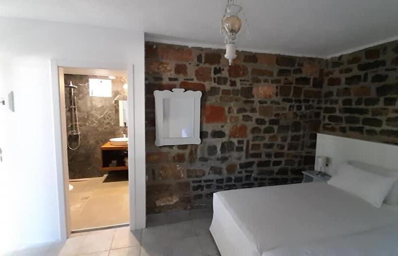 スイート, Naiades Almiros River