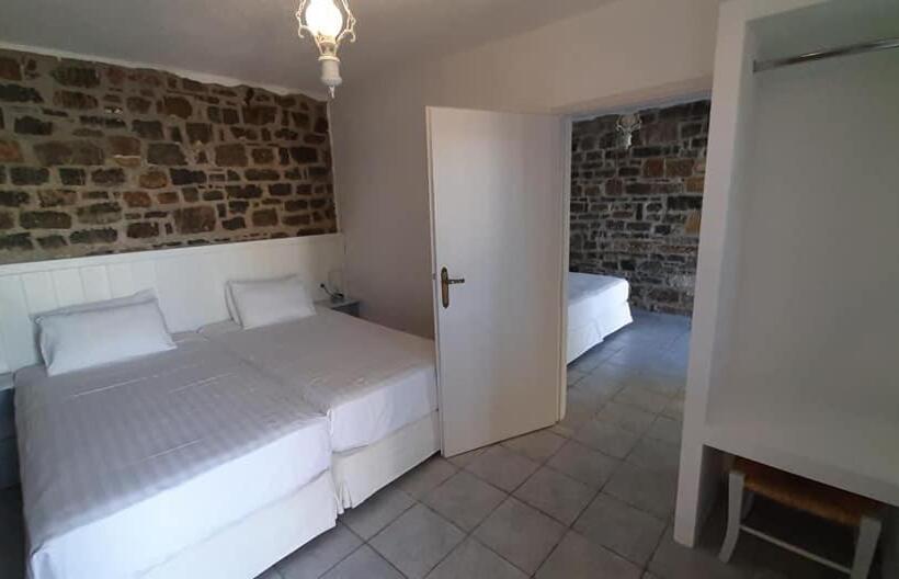 スイート, Naiades Almiros River