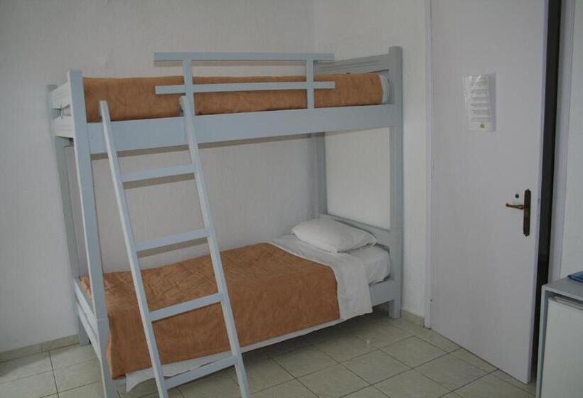 スタンダード4人部屋, Naiades Almiros River