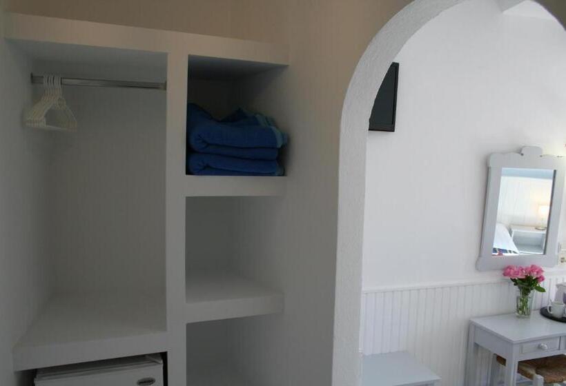 スタンダード4人部屋, Naiades Almiros River