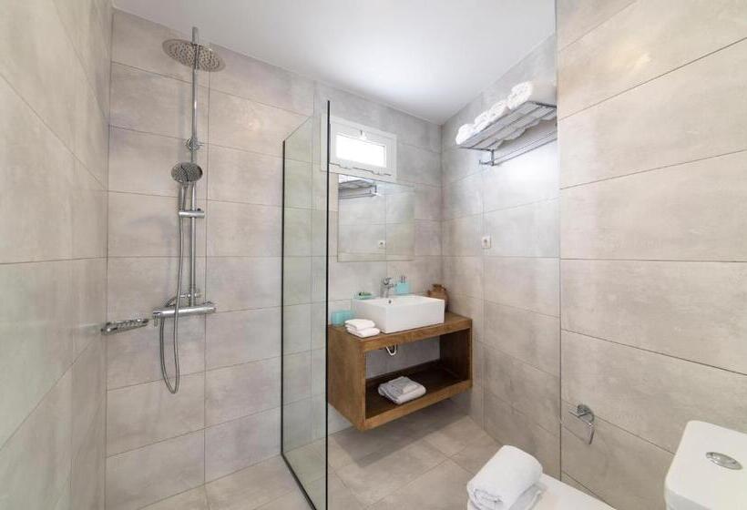 コンフォートトリプルルーム, Naiades Almiros River