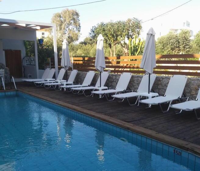 スタンダードルーム, Naiades Almiros River