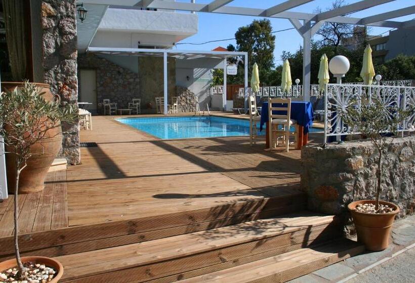 スタンダードルーム, Naiades Almiros River