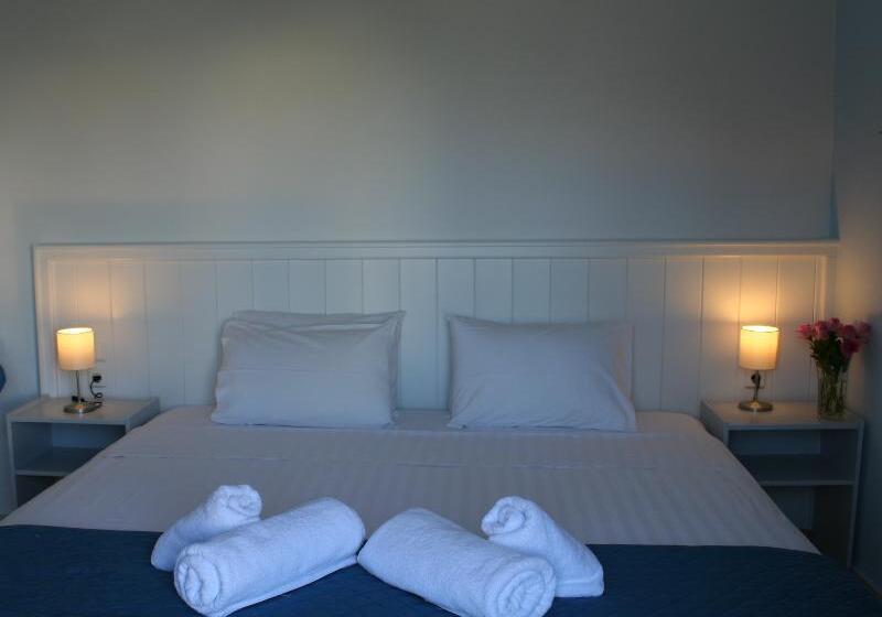 スタンダードルーム, Naiades Almiros River