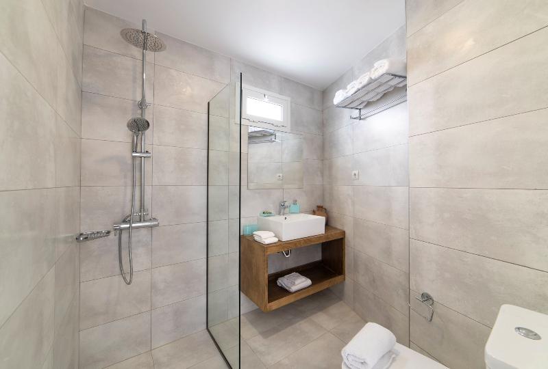 スタンダードルーム, Naiades Almiros River