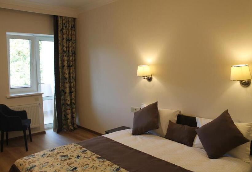 סוויטת ג'וניור משפחתית, Nonstop