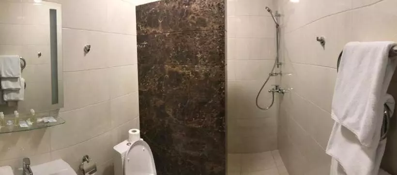 Habitación Triple Clásica, Nonstop