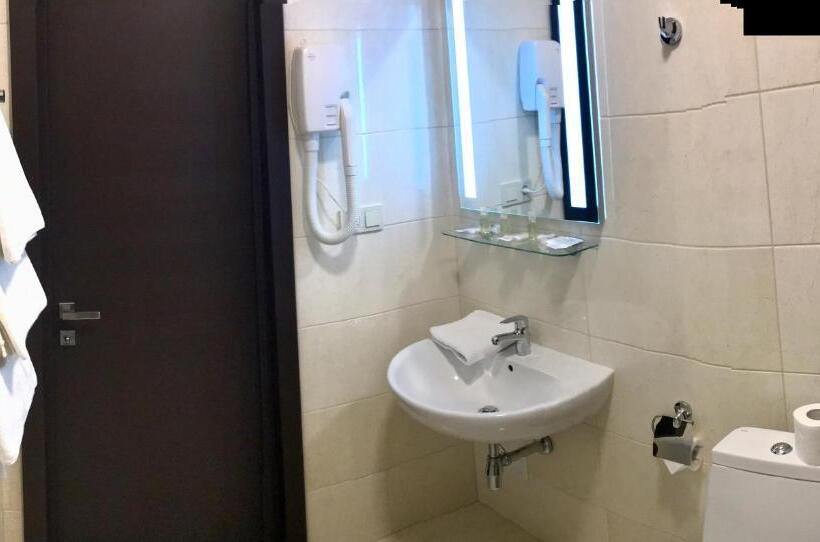 חדר קלאסי לשלושה, Nonstop