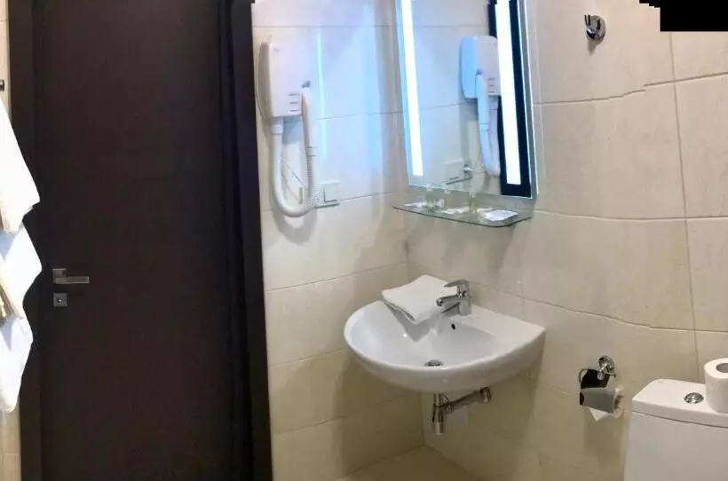 Habitación Triple Clásica, Nonstop