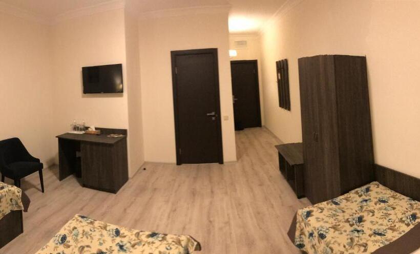 חדר קלאסי לשלושה, Nonstop