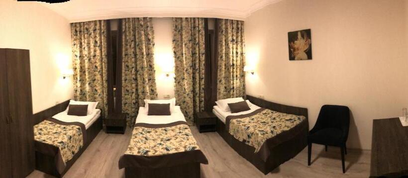 חדר קלאסי לשלושה, Nonstop