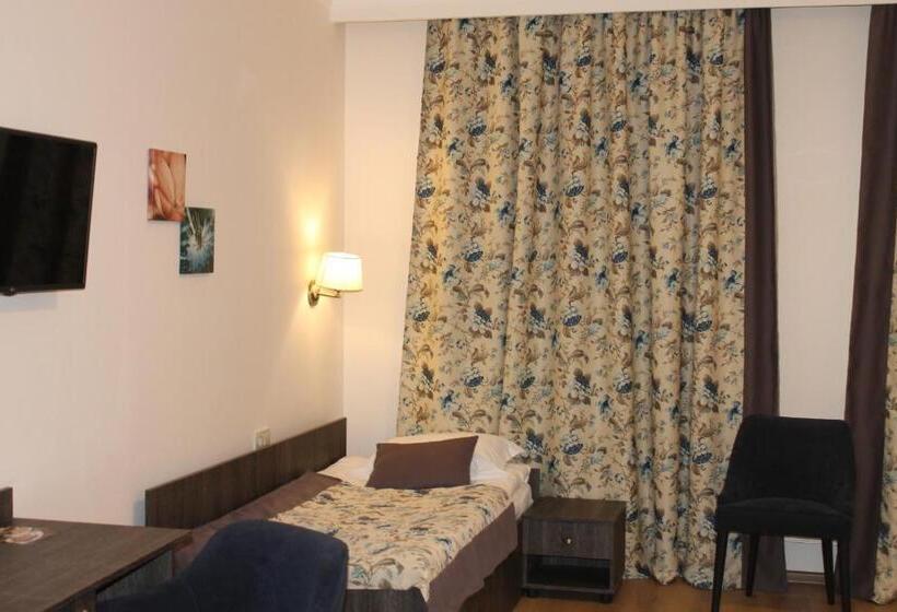 סוויטת ג'וניור משפחתית, Nonstop