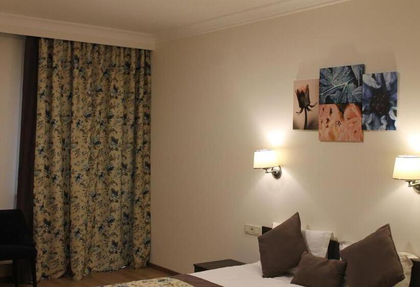 סוויטת ג'וניור משפחתית, Nonstop