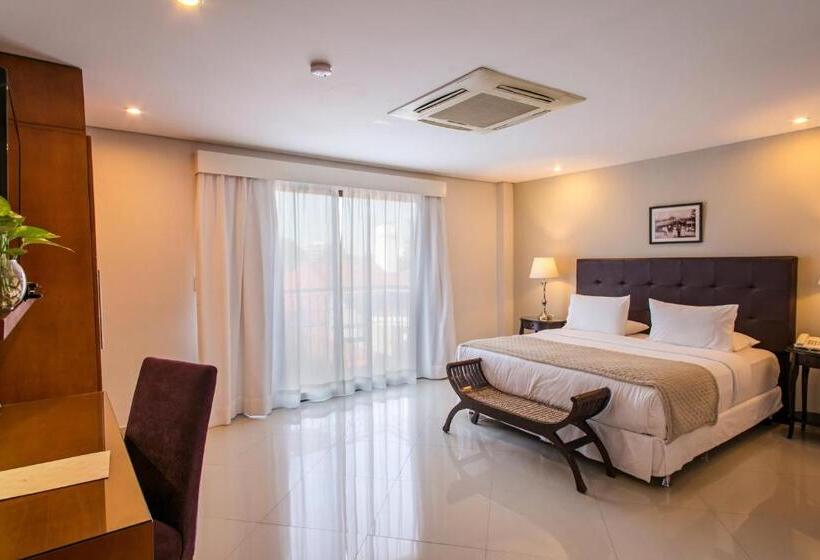 اتاق اجرایی, Las Lomas Casa