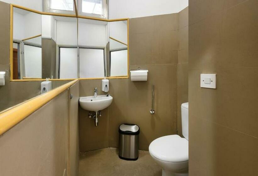 اتاق استاندارد یک تخته با سرویس بهداشتی مشترک, Royals