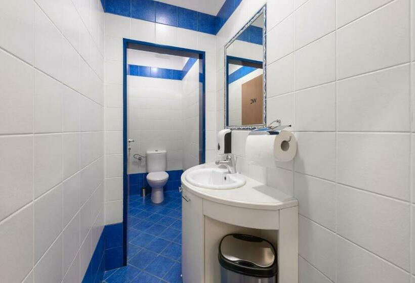 اتاق استاندارد یک تخته با سرویس بهداشتی مشترک, Royals