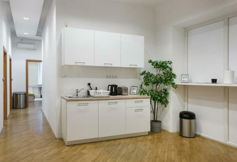 اتاق استاندارد یک تخته با سرویس بهداشتی مشترک, Royals