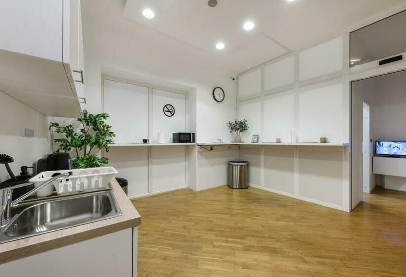 اتاق استاندارد یک تخته با سرویس بهداشتی مشترک, Royals