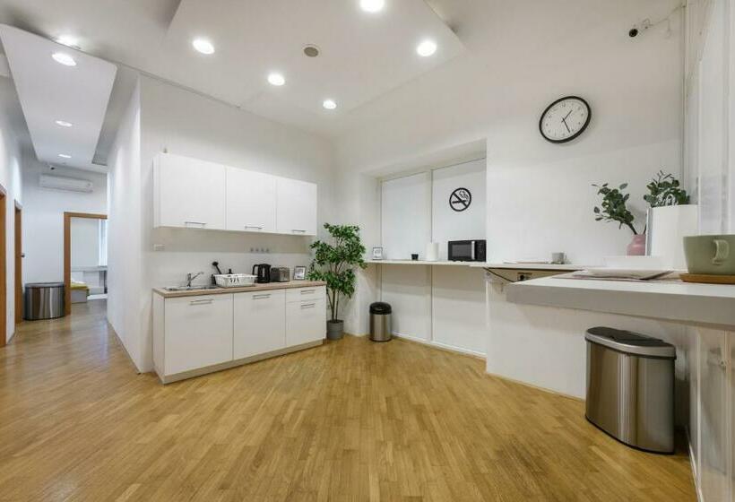 اتاق استاندارد یک تخته با سرویس بهداشتی مشترک, Royals