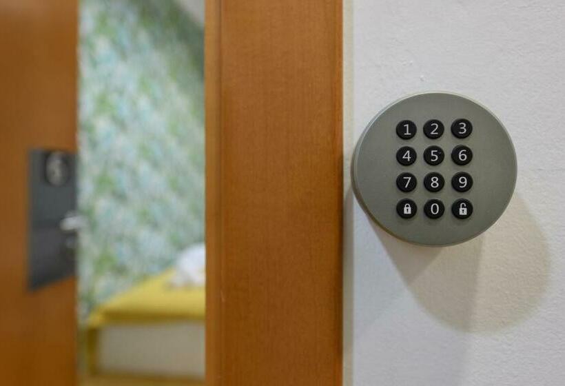 اتاق استاندارد یک تخته با سرویس بهداشتی مشترک, Royals