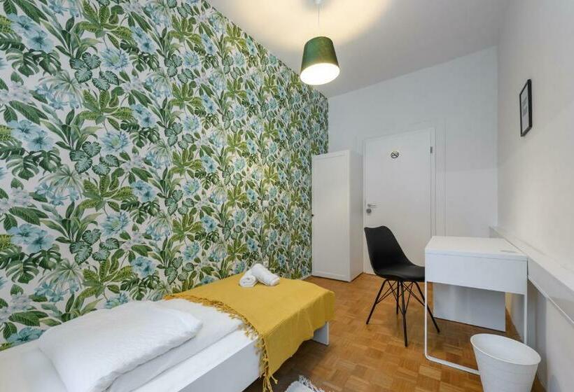 اتاق استاندارد یک تخته با سرویس بهداشتی مشترک, Royals