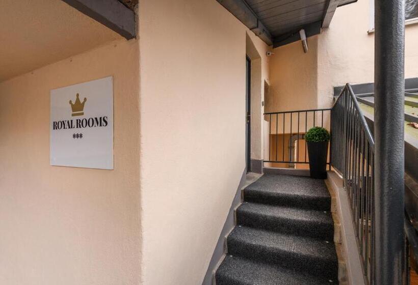 اتاق خانوادگی با سرویس بهداشتی مشترک, Royals