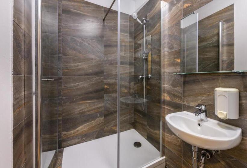 اتاق خانوادگی با سرویس بهداشتی مشترک, Royals