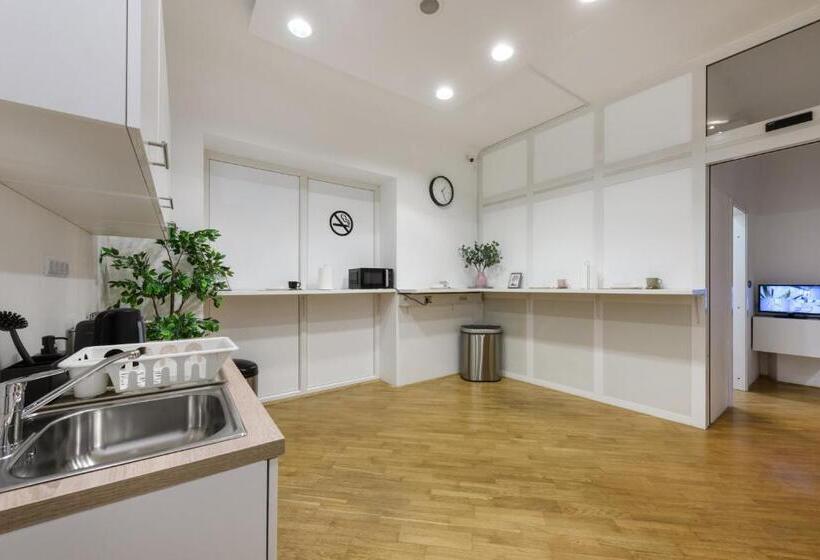 اتاق خانوادگی با سرویس بهداشتی مشترک, Royals