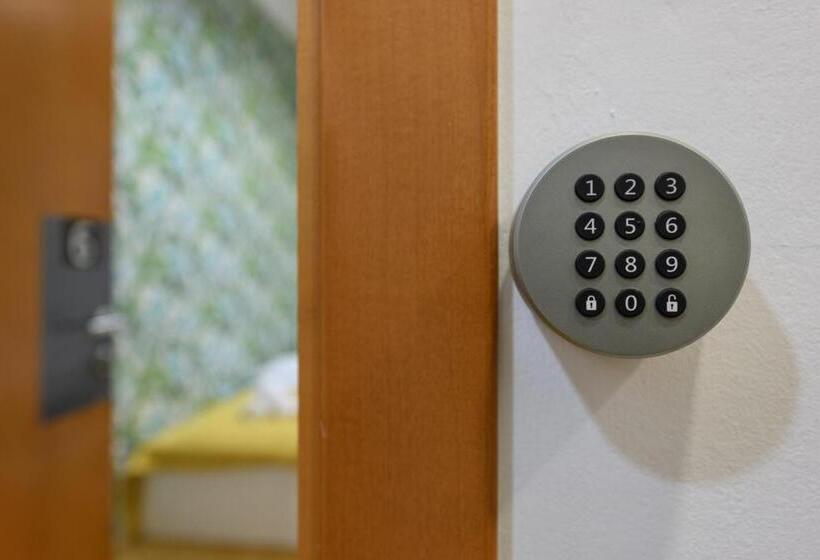 اتاق خانوادگی با سرویس بهداشتی مشترک, Royals