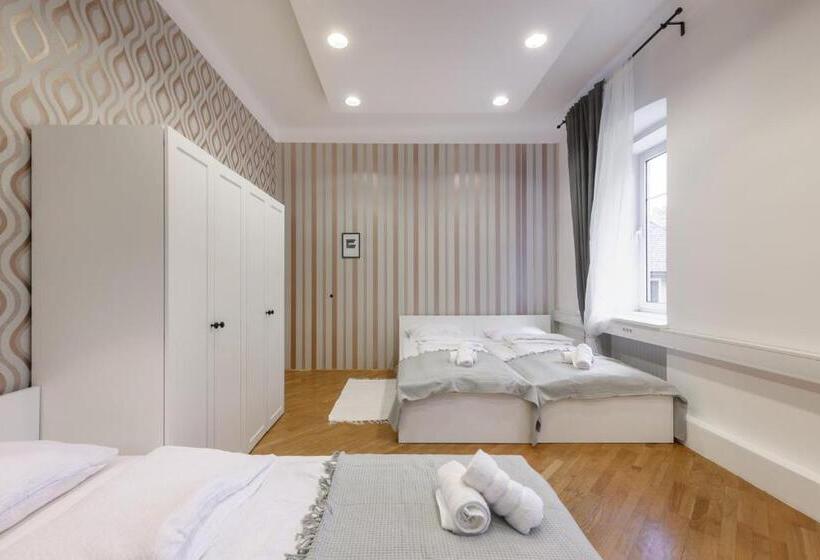 اتاق خانوادگی با سرویس بهداشتی مشترک, Royals