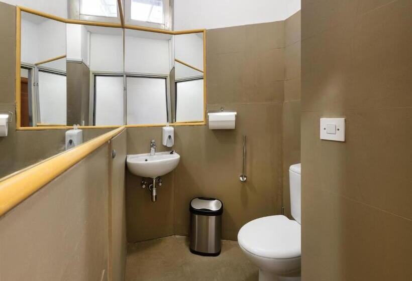 اتاق استاندارد سه تخته با سرویس بهداشتی مشترک, Royals