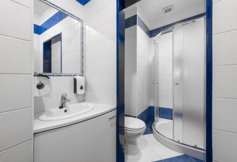 اتاق استاندارد سه تخته با سرویس بهداشتی مشترک, Royals