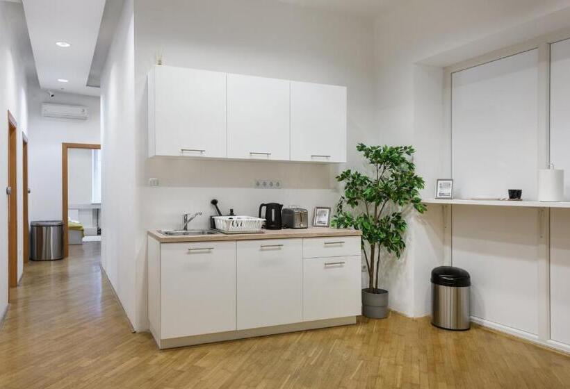 اتاق استاندارد سه تخته با سرویس بهداشتی مشترک, Royals