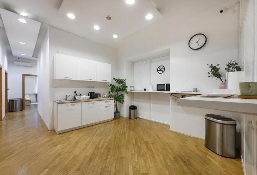 اتاق استاندارد سه تخته با سرویس بهداشتی مشترک, Royals