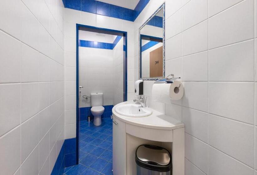 اتاق استاندارد با سرویس بهداشتی مشترک, Royals