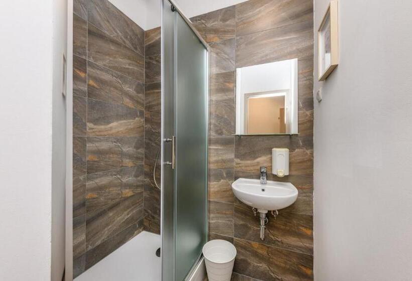 اتاق استاندارد با سرویس بهداشتی مشترک, Royals