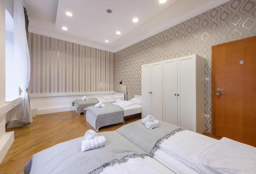 اتاق خانوادگی با سرویس بهداشتی مشترک, Royals